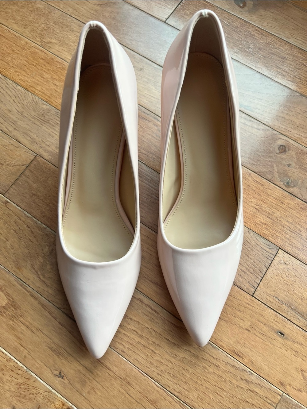 Patent Pointed-Toe Pumps in Light Pink size 39 equivalent to size 8 1/2